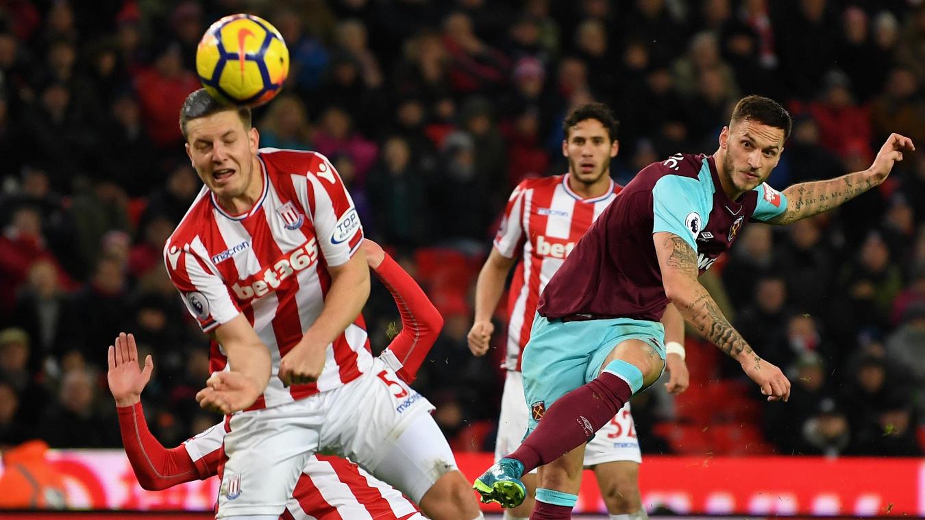 Stoke City 0-3 West Ham United: Đội bóng thành London tiếp tục có màn trình diễn tốt dưới thời HLV David Moyes.