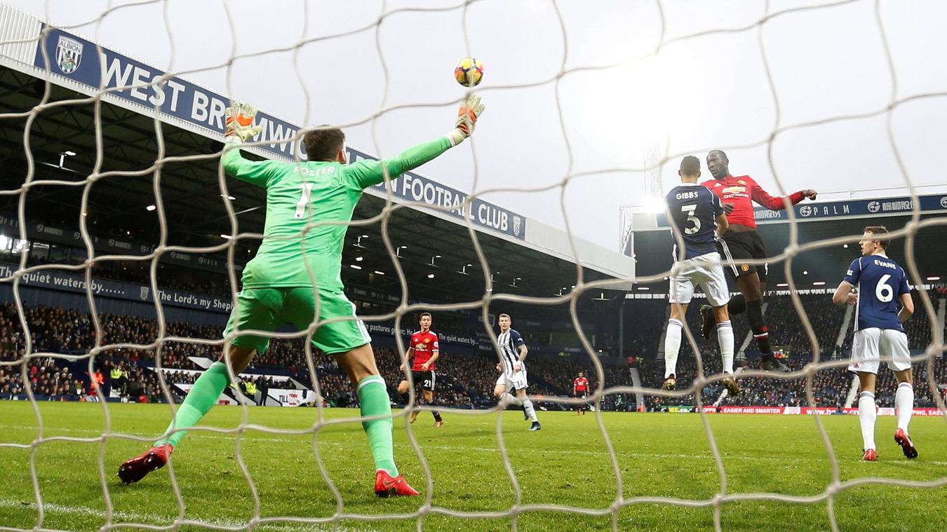 West Bromwich Albion 1-2 Manchester United: Romelu Lukaku trở thành người hùng của Man United với pha đánh đầu tung lưới West Brom. Tuy vậy, chân sút người Bỉ quyết định không ăn mừng.