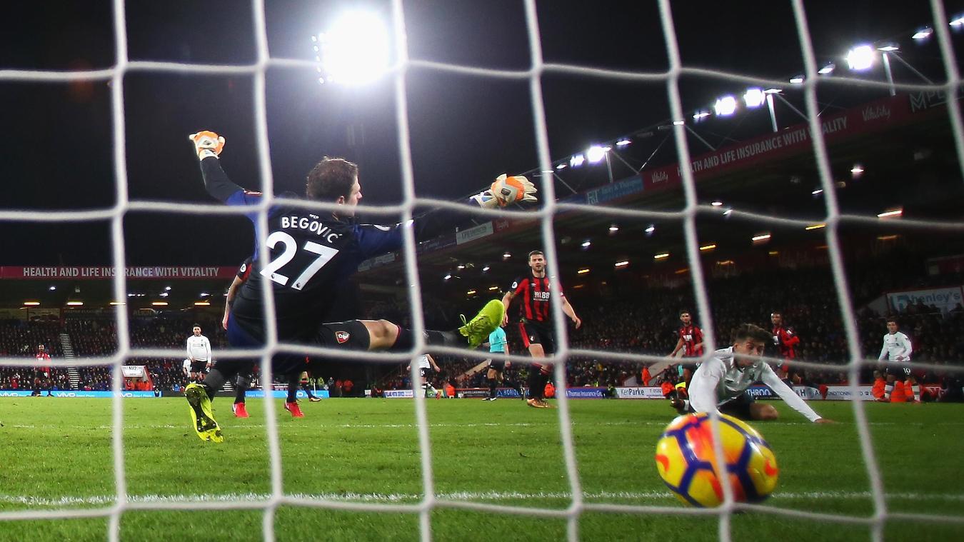 AFC Bournemouth 0-4 Liverpool: Thủ thành Asmir Begovic bất lực trước pha dứt điểm của Roberto Firmino.