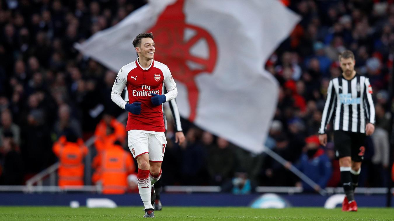 Arsenal 1-0 Newcastle United: Mesut Ozil tạo ra 8 c ơ hội ngon ăn ở trận gặp Newcastle. Đó là lần thứ 2 Ozil làm được điều này ở mùa giải năm nay. Cầu thủ tạo ra được nhiều cơ hội nhất trong 1 trận đấu tới thời điểm này là Kevin de Bruyne (9 lần).