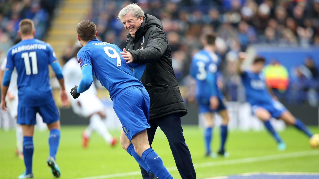 Leicester City 0-3 Crystal Palace: HLV Roy Hodgson tay bắt mặt mừng với học trò cũ trên tuyển Anh, Jamie Vardy.