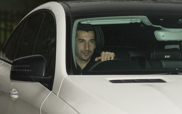 Henrikh Mkhitaryan đã nở nụ cười hiếm hoi sau những tháng ngày bị đày ải trên băng ghế dự bị.