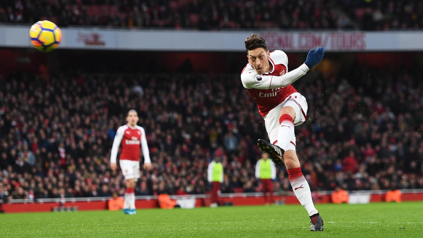 Arsenal 1-0 Newcastle United: Cú volley cháy lưới mang về 3 điểm cho Arsenal của Ozil.