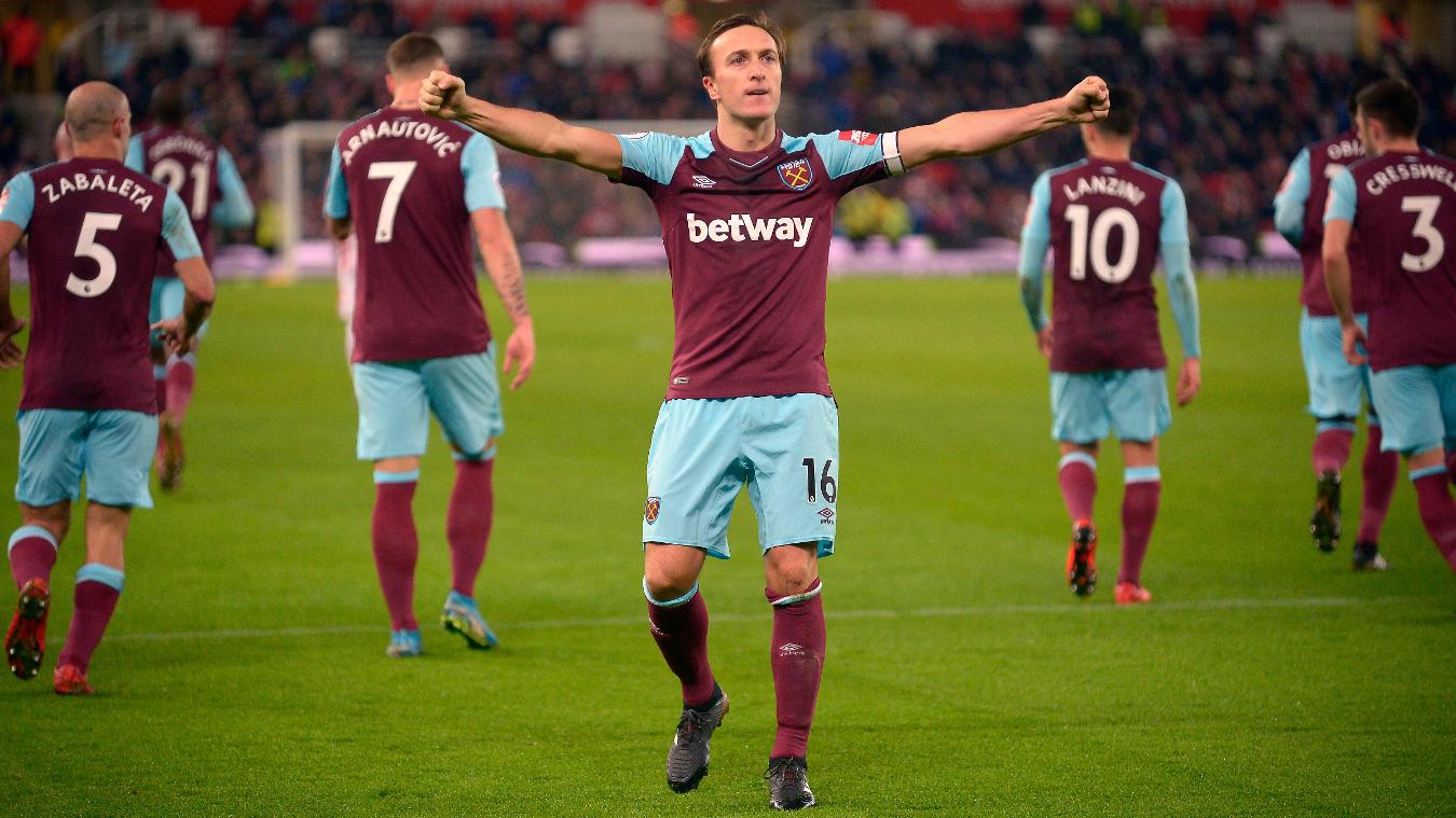 Stoke City 0-3 West Ham United: Mark Noble đi vào lịch sử với tư cách là cầu thủ West Ham đầu tiên có 300 trận ra sân ở Premier League.