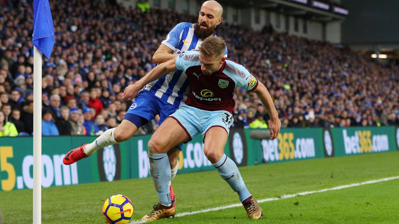 Brighton 0-0 Burnley: Dù rất cố gắng nhưng Burnley không thể xuyên thủng mành lưới Brighton.