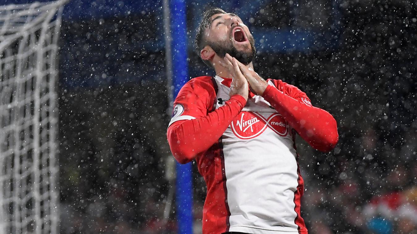 Chelsea 1-0 Southampton: Charlie Austin tiếc nuối sau khi bỏ lỡ cơ hội ghi bàn gỡ hòa cho Southampton.