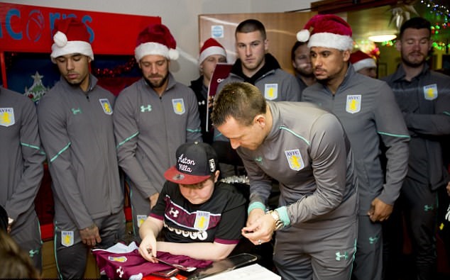 Cũng như các CLB khác ở Anh, Aston Villa đã tổ chức hoạt động đầy ý nghĩa trước lễ Giáng sinh.