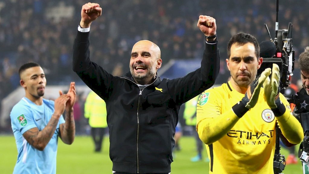Pep Guardiola vui mừng khi Man City hạ Leicester City.