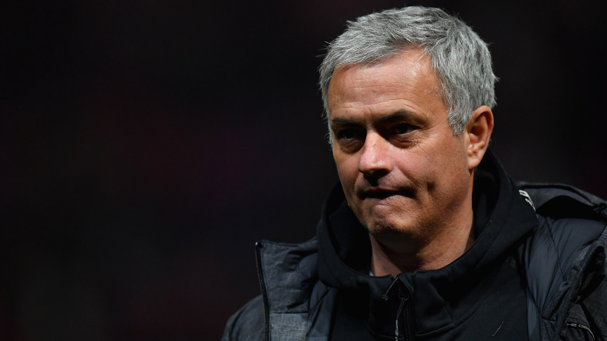 Mourinho bất lực khi các học trò không nghe theo chỉ đạo.