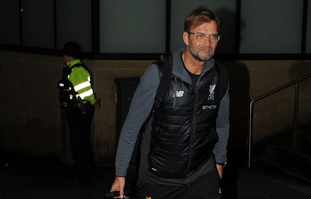 Ngay sau đó, HLV Jurgen Klopp hối thúc học trò di chuyển đến London ngay trong đêm.