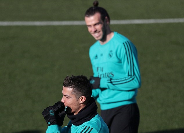 Sau buổi đầu tiên phải tập một mình, hôm nay Cristiano Ronaldo đã có thể hoàn tất mọi giáo án mà HLV Zidane đưa ra cùng các đồng đội.