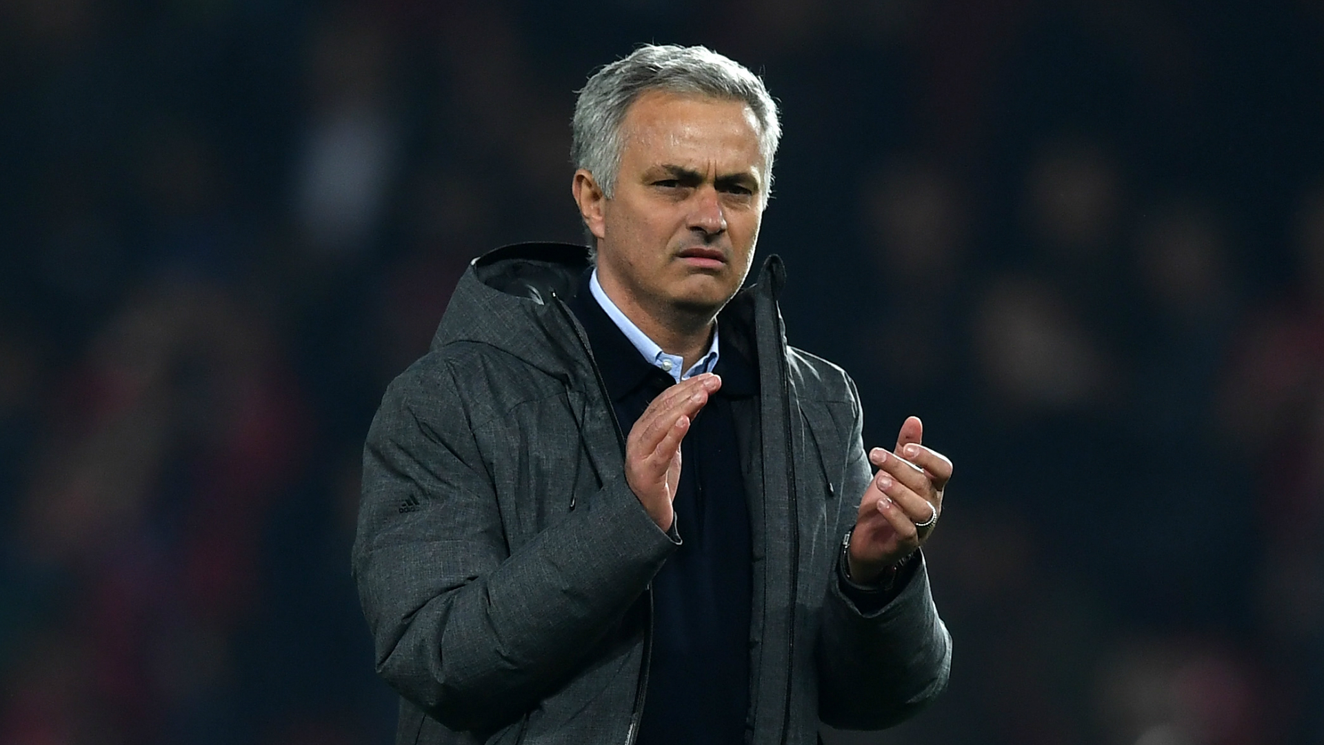 Mourinho nổi sung với cầu thủ Man United.