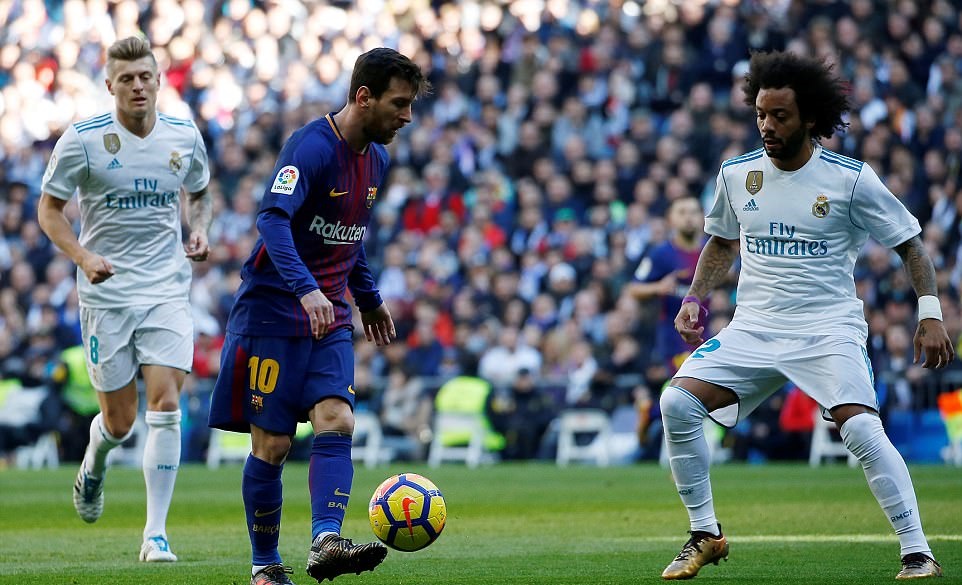 Như thường lệ, Messi vẫn là cầu thủ bị chăm sóc đặc biệt ở Siêu kinh điển.