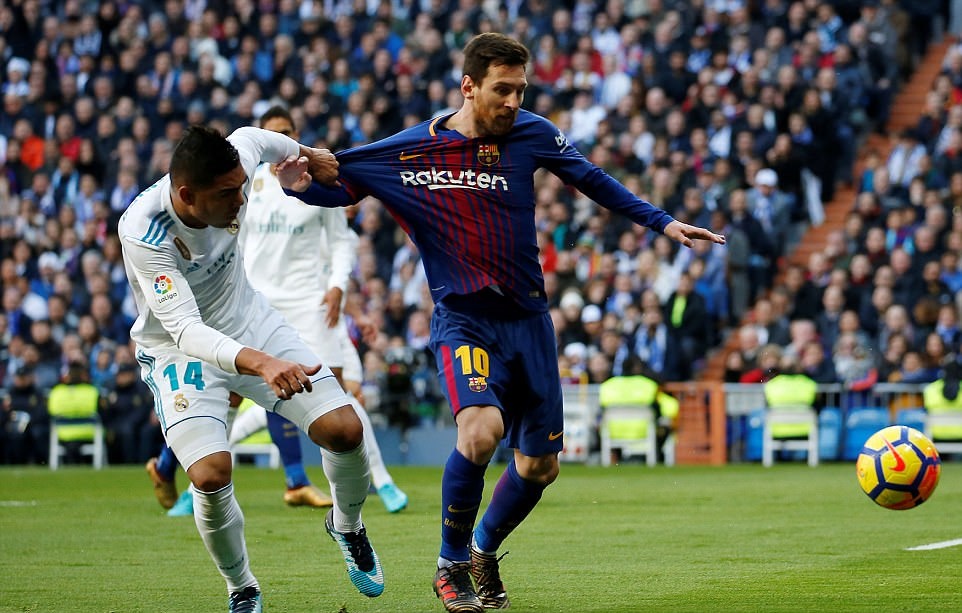 Hễ Messi có bóng là ngay lập tức ít nhất một cầu thủ áo trắng theo kèm.