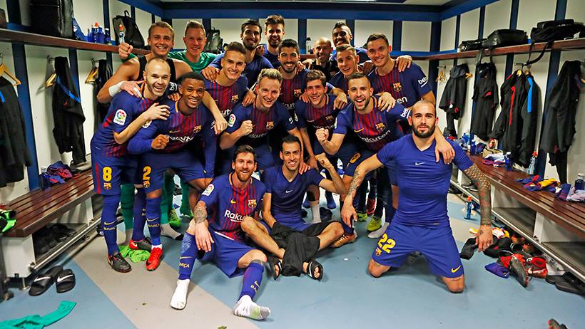 Màn ăn mừng của cầu thủ Barcelona ngay tại phòng thay đồ sân Bernabeu.