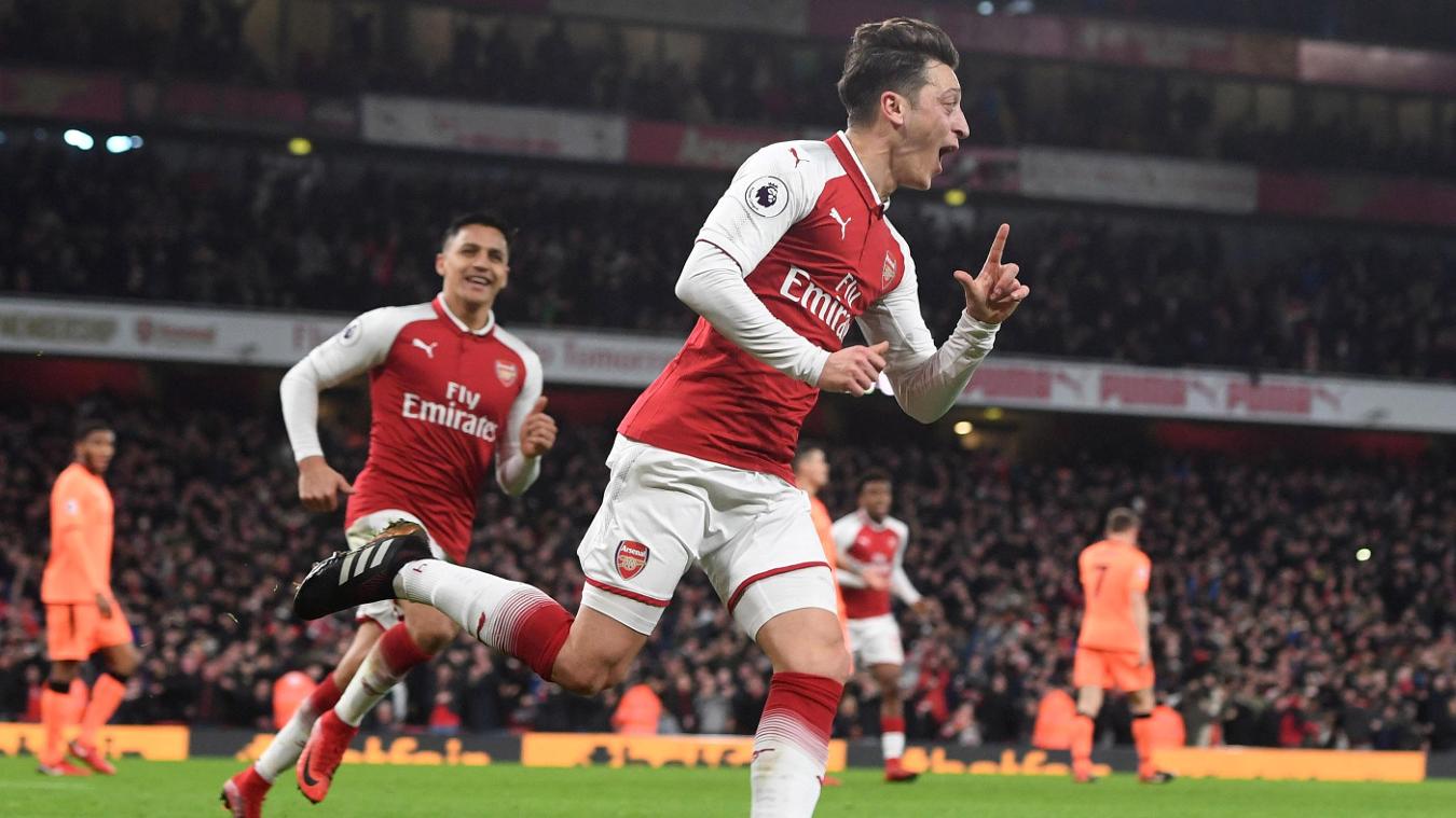Arsenal 3-3 Liverpool: Trận đấu trên sân Emirates diễn ra với tốc độ chóng mặt. Chỉ mất 388 giây để Arsenal có 2 pha lập công gỡ hòa, đồng thời Mesut Ozil tiếp tục ghi bàn thắng lội ngược dòng dẫn 3-2. Tiếc cho Arsenal khi cuối cùng họ vẫn bị cầm hòa.
