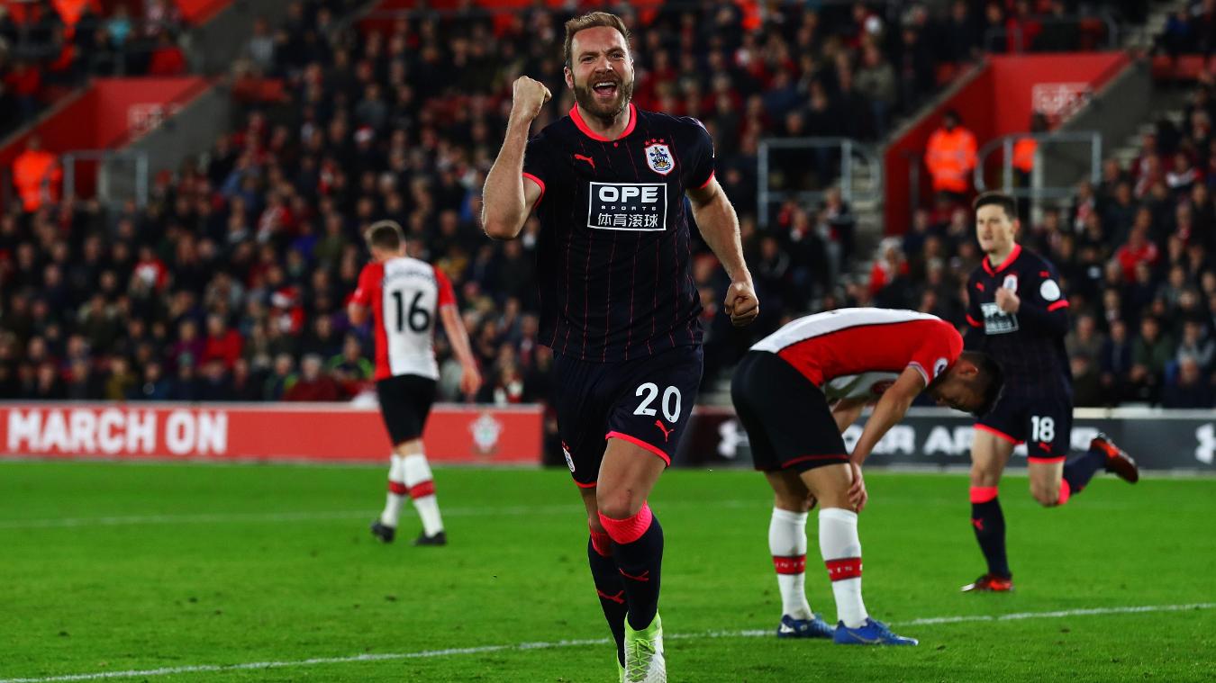 Southampton 1-1 Huddersfield Town: Laurent Depoitre đã ghi 3 bàn thắng trong 3 trận gần nhất ở Premier LEague, nhiều hơn cả 13 trận đấu trước đó.