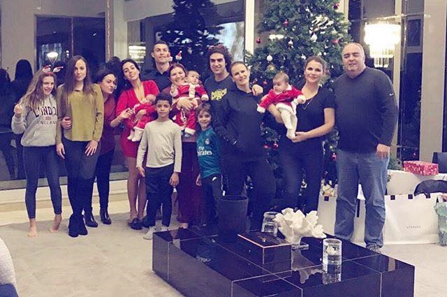 Ronaldo đang khá hăng hái đón Giáng sinh và năm mới bên gia đình và người thân.