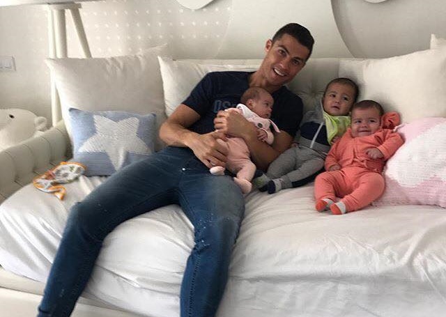 Ngoài thành tích trên sân cỏ, Ronaldo cũng đón niềm vui bên gia đình khi có thêm 3 người con.