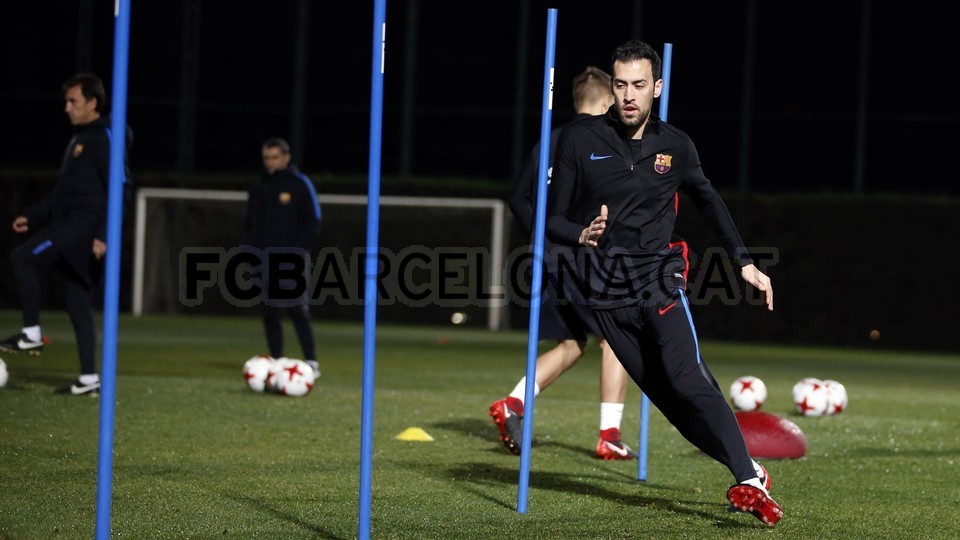 Không muốn đánh rơi phong độ, HLV Valverde cho các học trò tập ngay trong đêm.