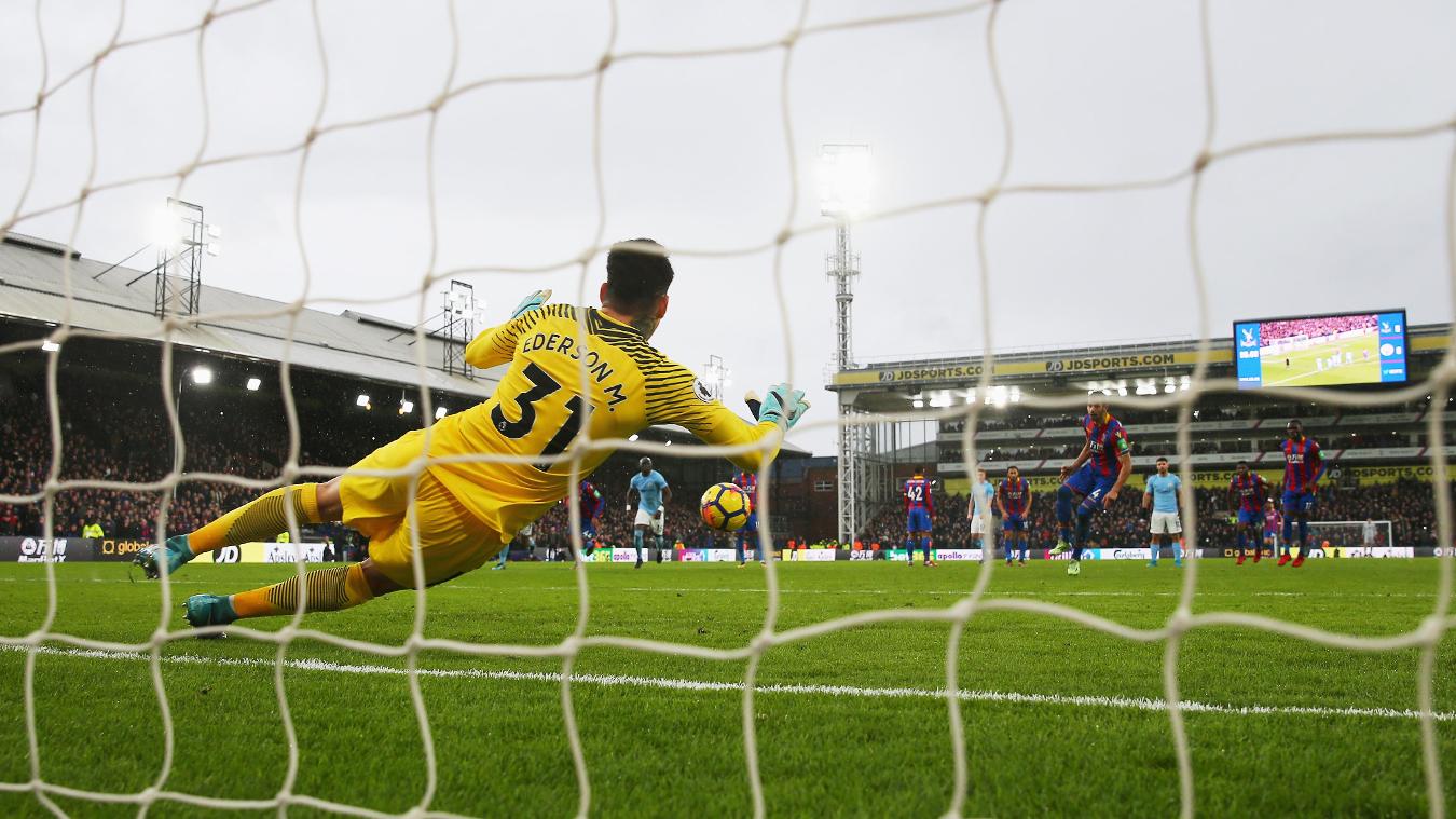 Crystal Palace 0-0 Manchester City: Luka Milivojevic có cơ hội rất lớn kết liễu Man City thế nhưng trên chấm phạt đền, cầu thủ này lại không thắng được Ederson.