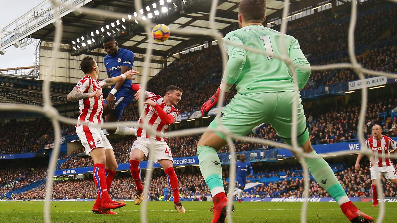 Chelsea 5-0 Stoke City: The Blues xứng danh ông vua của những pha đánh đầu. Theo đó, họ đã ghi được tới 13 bàn thắng từ những tình huống đánh đầu ở mùa giải năm nay.