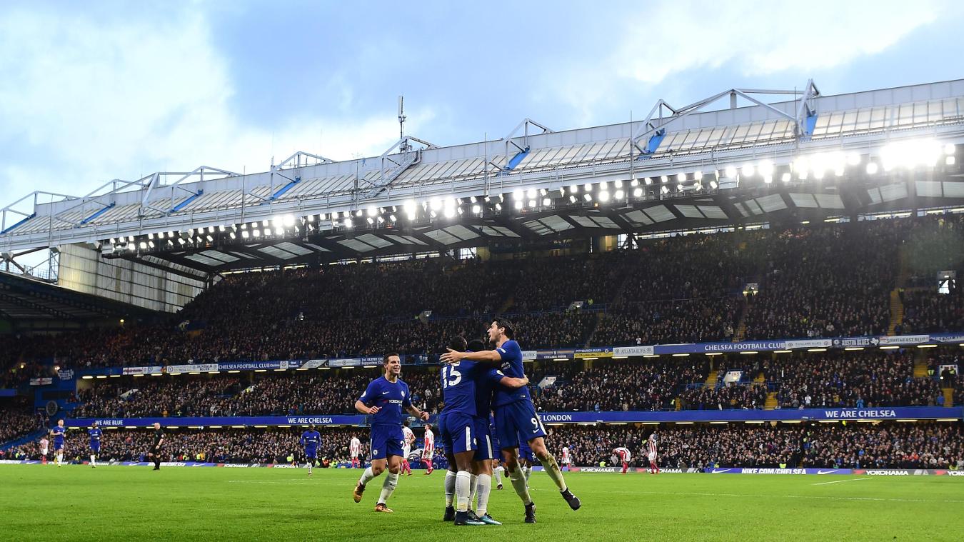 Chelsea 5-0 Stoke City: Hạ gục Stoke Vity 5 bàn không gỡ, Chelsea đã chính thức vươn lên vị trí thứ 2 trên BXH Premier League khi Man United để hòa 3 trận liên tiếp.