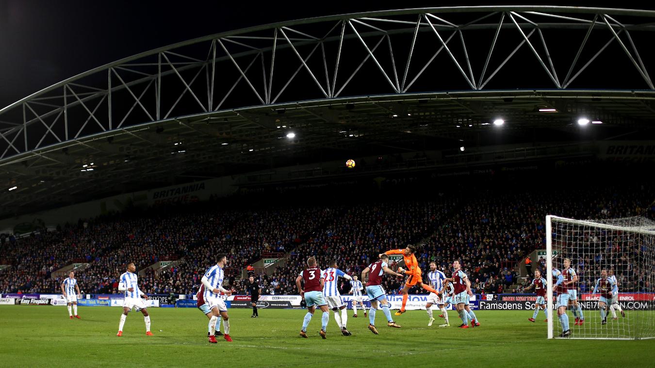 Huddersfield Town 0-0 Burnley: Một trận đấu cực kỳ căng thẳng giữa 2 đội bóng ngựa ô.
