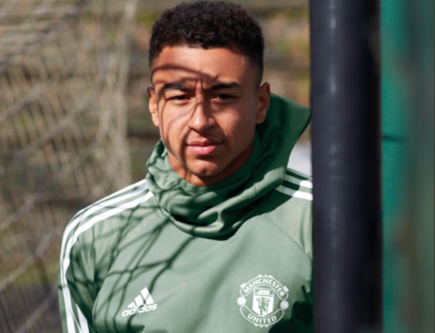 Lingard trông khá bảnh trai với bộ trang phục mới.