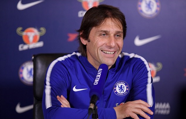 Trước khi bước vào buổi tập, HLV Antonio Conte có tâm trạng khá thoải mái.