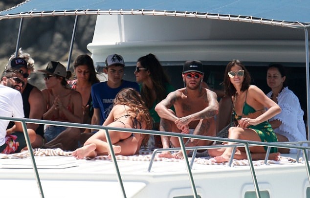 Neymar ôm hôn bạn gái đắm đuối giữa chốn đông người - Bóng Đá