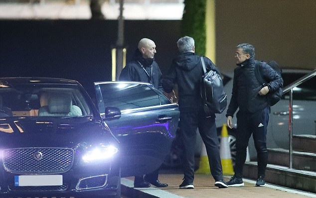 Cánh phóng viên bắt gặp Mourinho vừa quay lại Manchester dù Quỷ đỏ đang ở trong giai đoạn căng thẳng của mùa giải.