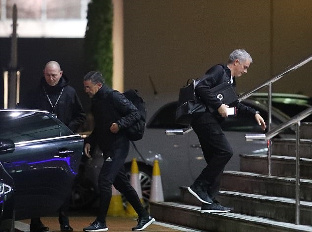 Tờ Daily Mail đưa tin, Mourinho khá thường xuyên rời khách sạn Lowry.