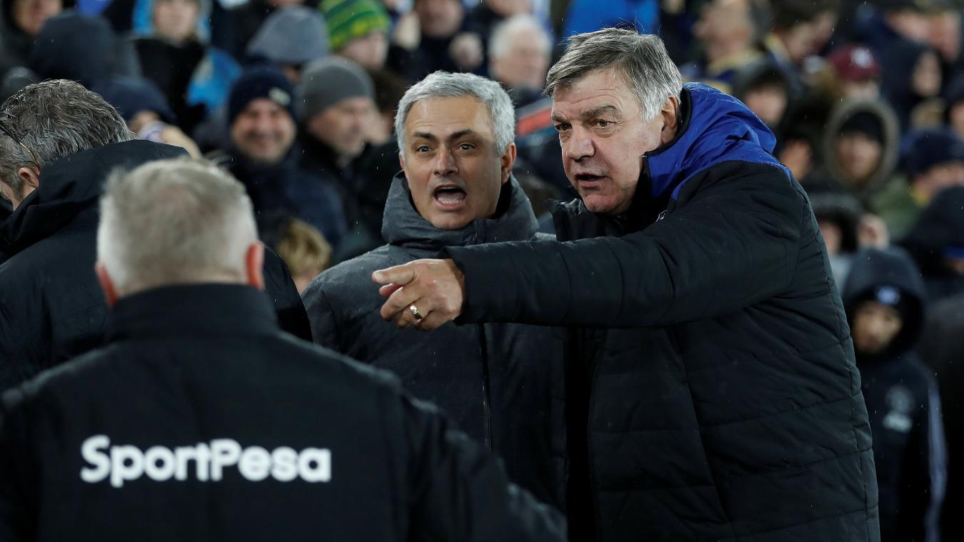 Everton 0-2 Manchester United: Jose Mourinho vừa đạt một kỷ lục ấn tượng khi bất bại cả trong 12 trận đối đầu với HLV lão làng Sam Allardyce ở Premier League. Đây chính là đối thủ mà Mourinho có số lần chạm trán nhiều nhất và không thua.