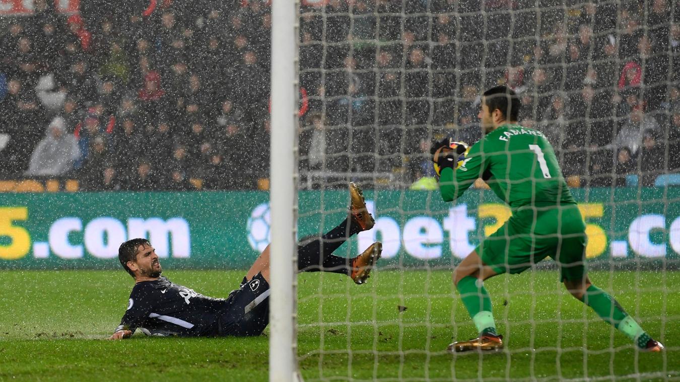 Swansea City 0-2 Tottenham Hotspur: Fernando Llorente dù rất cố gắng nhưng không thể ghi bàn vào lưới CLB cũ.