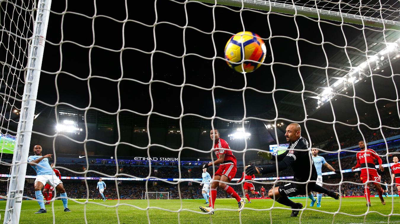 Manchester City 3-1 Watford: Raheem Sterling trong tình huống ghi bàn mở tỷ số cho Man City chỉ 38 giây sau khi trận đấu bắt đầu.