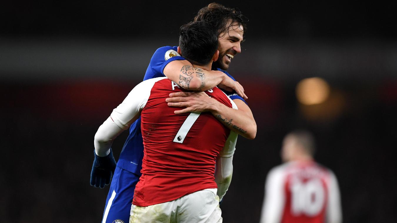 Arsenal 2-2 Chelsea Cesc Fabregas và Alexis Sanchez ôm ấp đầy tình cảm sau một pha va chạm.