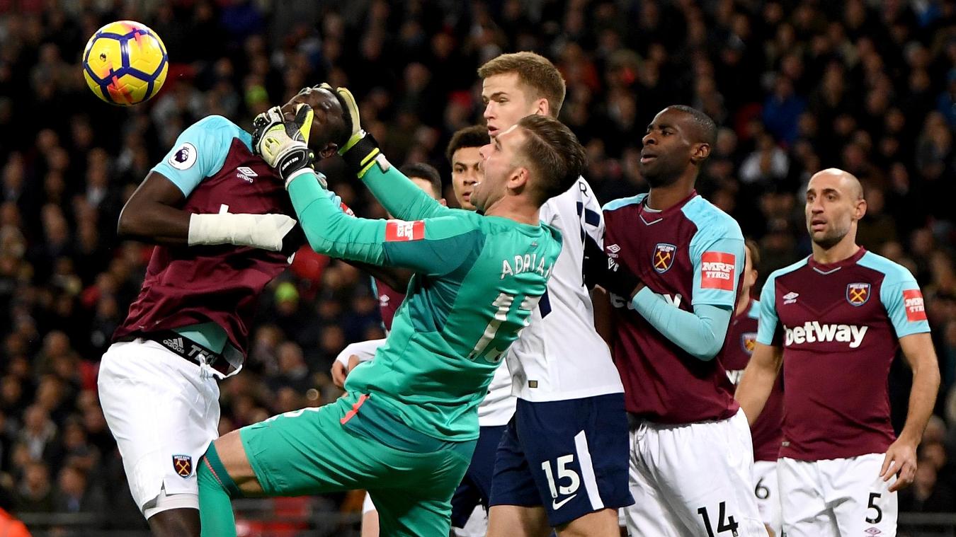 Spurs 1-1 West Ham (đá bù): Thủ thành Adrian có một tình huống khá hài hước khi ôm trọn đầu Cheikhou Kouyate thay vì quả bóng.