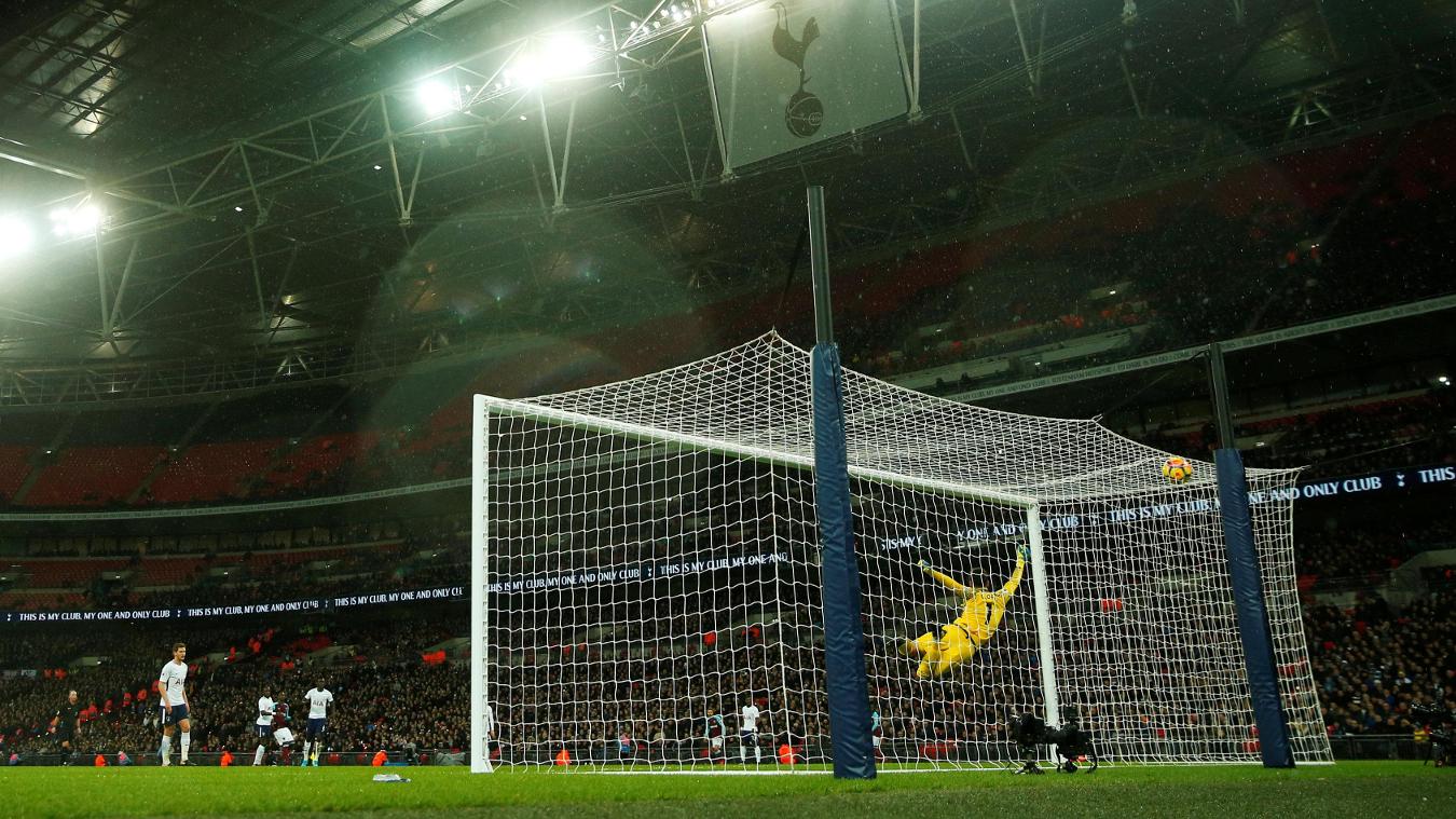 Spurs 1-1 West Ham: Thủ thành Hugo Lloris không thể làm được gì trước cú dứt điểm tuyệt đẹp của Pedro Obiang.