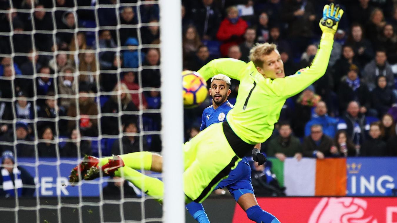 Leicester City 3-0 Huddersfield Town: Riyad Mahrez đang lấy lại phong độ vốn có và ghi được 1 bàn thắng trận này.