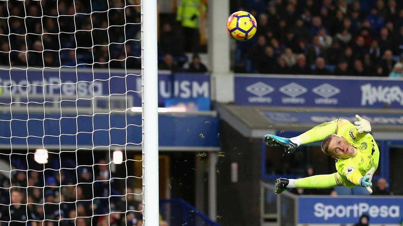Everton 0-2 Manchester United: Thủ thành Jordan Pickford bất lực nhìn cú sút của Juan Mata đi trúng cột dọc.