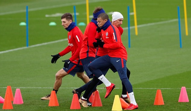 Neymar tỏ ra mệt nhoài sau kỳ nghỉ phá sức bên người đẹp - Bóng Đá