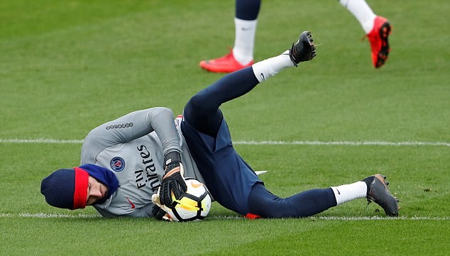 Neymar tỏ ra mệt nhoài sau kỳ nghỉ phá sức bên người đẹp - Bóng Đá