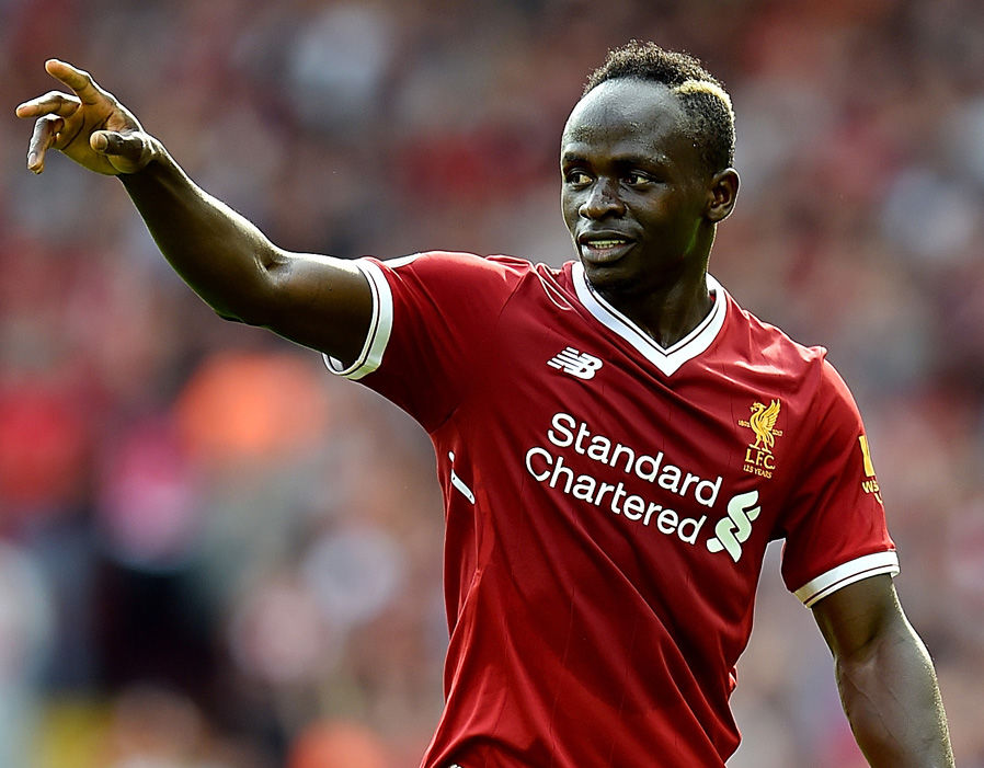 Chạy cánh trái Sadio Mane.