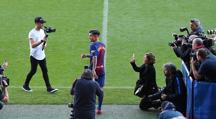 Chùm ảnh: Coutinho ra mắt CĐV Barcelona - Bóng Đá