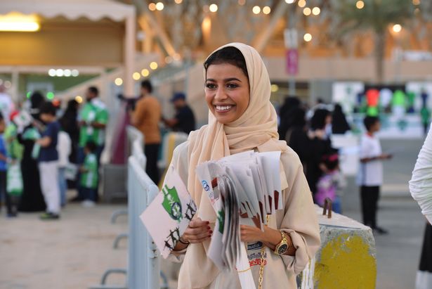 Lần đầu tiên trong lịch sử Saudi Arabia, phụ nữ xuất hiện trên khán đài - Bóng Đá