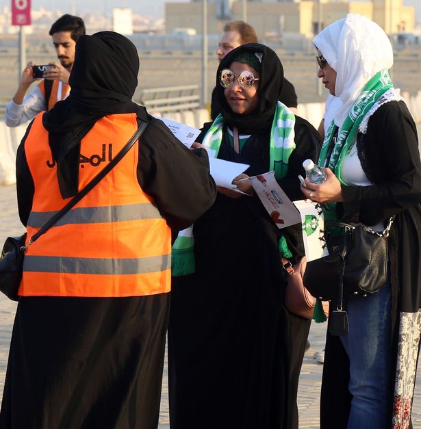 Lần đầu tiên trong lịch sử Saudi Arabia, phụ nữ xuất hiện trên khán đài - Bóng Đá