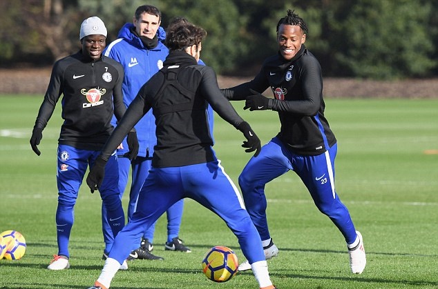 Ém kỹ Batshuayi trên sân tập, Conte nói không với phiên chợ Đông - Bóng Đá