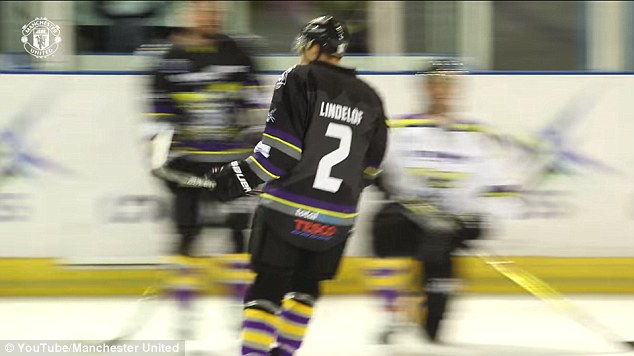Chán dự bị ở M.U, Lindelof chuyển sang chơi hockey - Bóng Đá