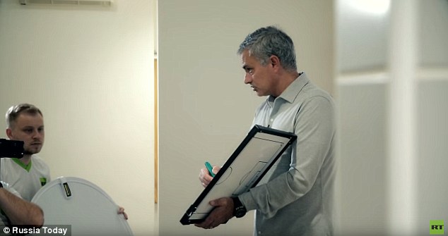 Mourinho bảnh bao ký hợp đồng béo bở - Bóng Đá